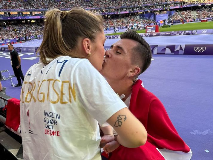Elisabeth Asserson smellir kossi á eiginmanninn Jakob Ingebrigtsen eftir afrek á hlaupabrautinni á Ólympíuleikunum.