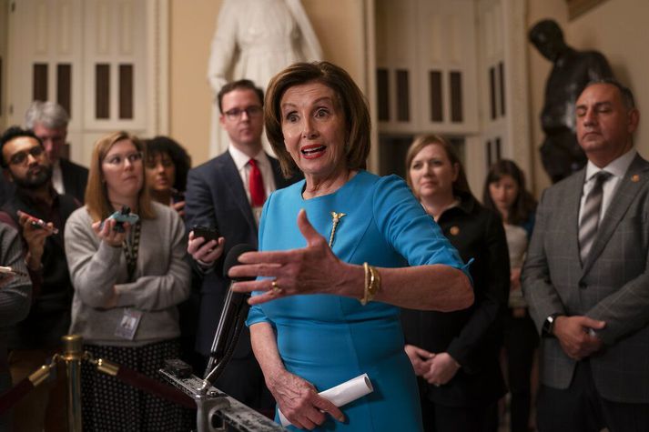 Nancy Pelosi, forseti fulltrúadeildarinnar, ræddi við fréttamenn áður en þingmenn greiddu atkvæði um neyðarpakkann í gærkvöldi.