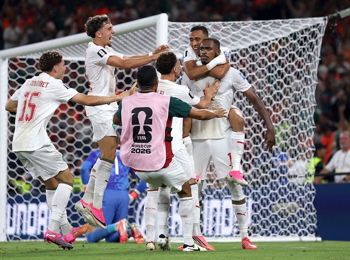Issa Diop fagnar jöfnunarmarki sínu sem kom ekki fyrr en í uppbótartíma leiksins þegar stefndi í hollenskan sigur.