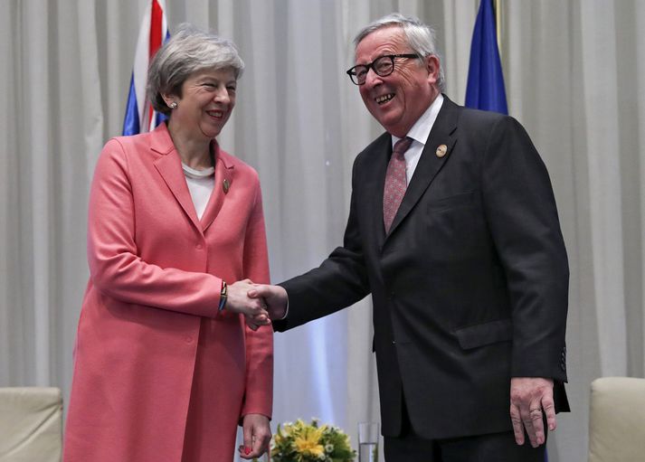 May sagði Juncker frá því í símtali í gær að ráðherrar hennar hefðu fúlsað við málamiðlun ESB um írsku baktrygginguna.