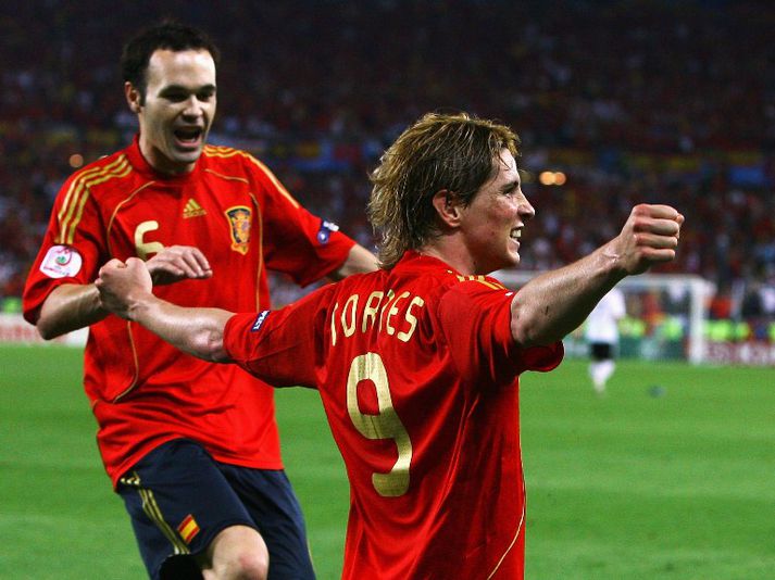Torres og Iniesta fagna sigurmarki þess fyrrnefnda í úrslitaleik EM 2008