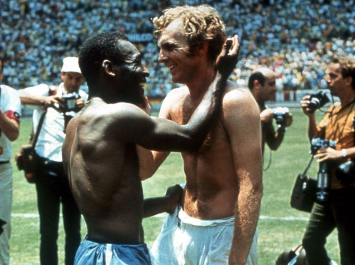 Ein frægasta íþróttaljósmynd sem hefur verið tekin. Pelé og Bobby Moore skiptast á treyjum eftir leik Brasilíu og Englands á HM 1970. Brassar unnu leikinn, 1-0.