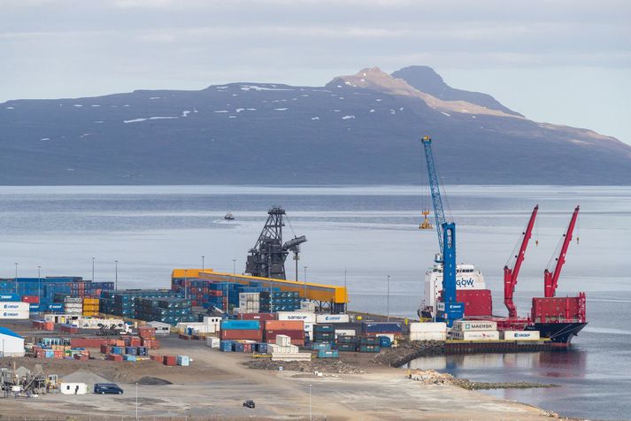 Einn skipverjanna sem greindist smitaður af kórónuveirunni í liðinni viku var fluttur á Landspítala í dag.