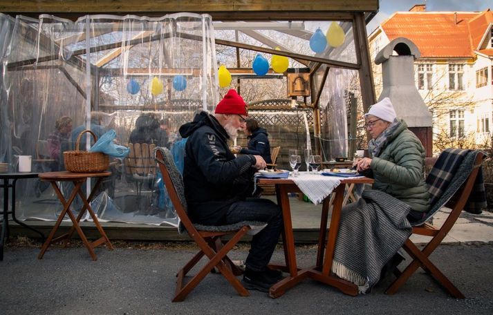 Heilbrigðisyfirvöld í Svíþjóð segja einangrun eldra fólks hafa haft miklar andlegar og líklamlegar afleiðingar í för með sér.