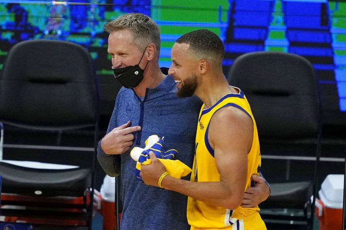 Steve Kerr og Stephen Curry léttir í bragði eftir sigurinn í San Francisco í gærkvöld.