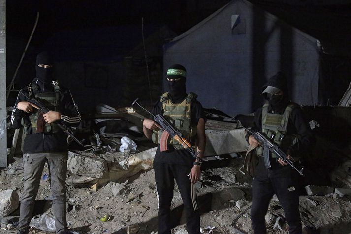 Hamas-liðar afhentu lík síðustu ísraelsku gíslanna sem samtökinn segjast hafa tök á í bili. Leit standi yfir og unnið sé að því að nálgast lík þeirra sem enn eru á Gasa.