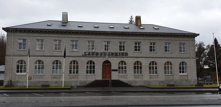 Landsbankahúsið á Selfossi stndur við Austurveg og því fyrir augum allra sem aka í gegnum bæinn á leið sinni á Þjóðvegi 1. Það mun reyndar breytast þegar ný brú yfir Ölfusá verður byggð.