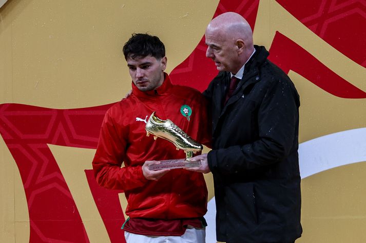 Brahim Diaz tók við gullskónum frá Gianni Infantino, forseta FIFA, með tárin í augunum eftir að hafa klúðrað vítinu sem hefði fært þjóð hans sigur í Afríkukeppninni.