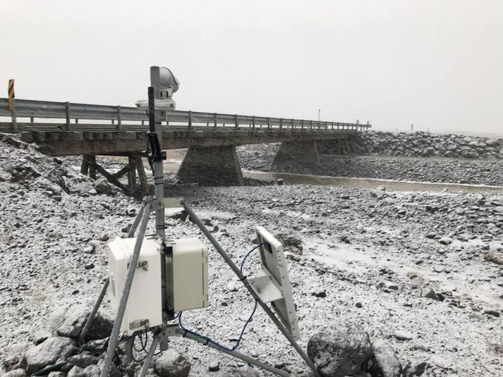 Mælar Veðurstofunnar við Virkisá. Vísindamenn hafa tekið sýni úr ánni, sem og öðrum, í grennd við Öræfajökul, undanfarna daga.