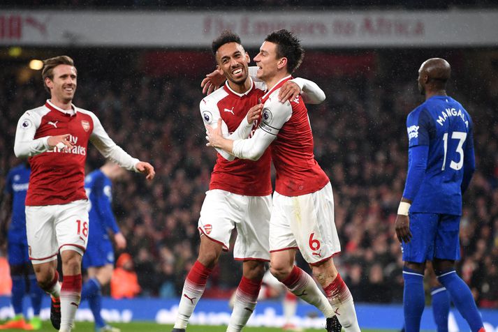 Aubameyang fagnar marki Koscielny í leiknum.