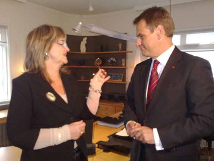 Ásta Ragnheiður og  Árni Páll í félags- og tryggingarmálaráðuneytinu í kvöld.