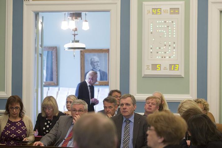 Skorað er á þingmenn að beita sér fyrir því að Vestfjarðavegur verði lagður.