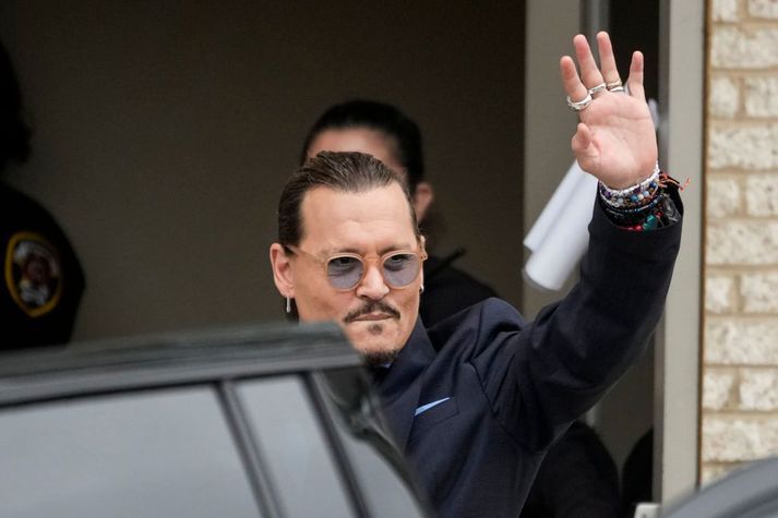 Stórleikarinn Johnny Depp vakti bæði furðu og athygli tónleikagesta þegar hann tróð óvænt upp á tónleikum Jeff Beck á sunnudagskvöldið. 