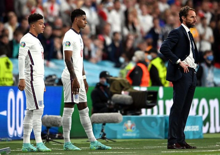 Southgate (t.h.) ásamt þeim Sancho og Rashford sem voru báðir fórnarlömb kynþáttahaturs eftir að hafa klúðrað gegn Ítölum síðasta sumar.