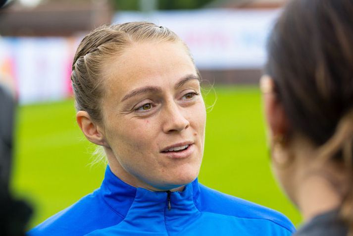 Sif Atladóttir ræðir hér við Svövu Kristínu á æfingasvæði íslenska landsliðsins í dag