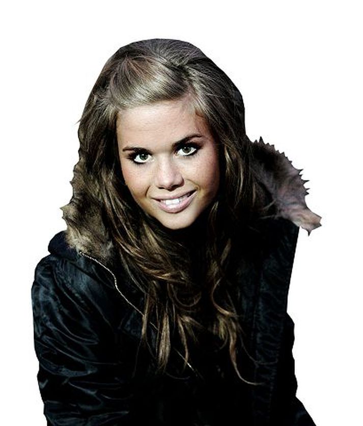 Klara segir það nánast hafa verið létti þegar efnið sem hún saumar úr kláraðist, svo mikið hefur annríkið verið.