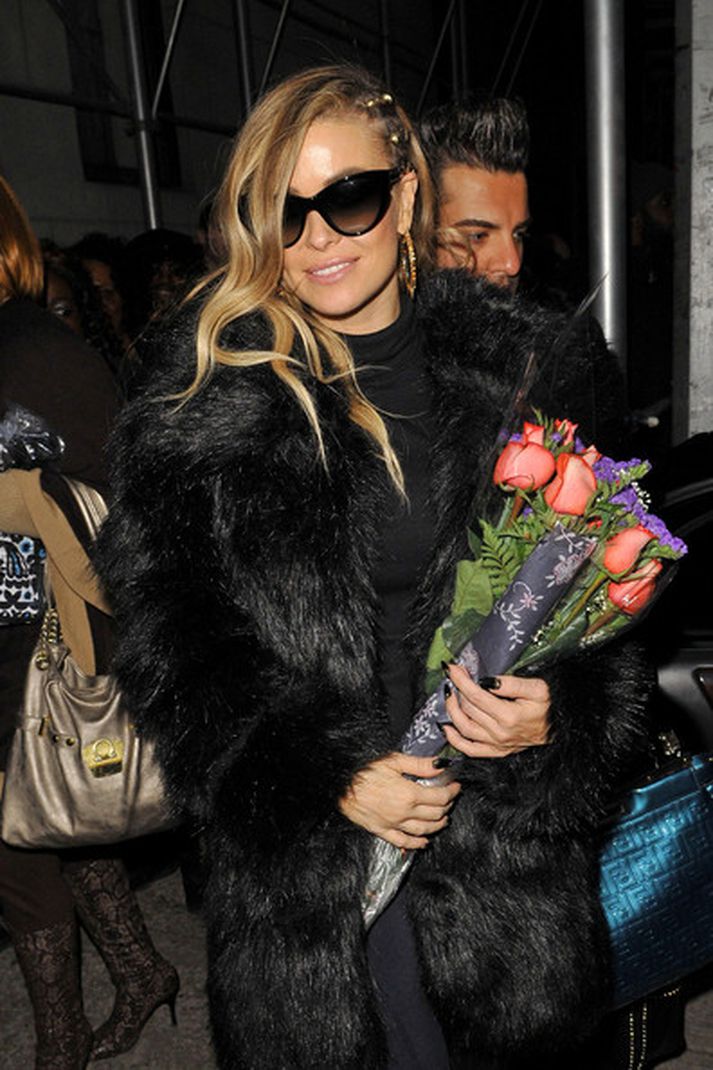 Carmen Electra fékk blómvönd frá aðdáendum sínum.