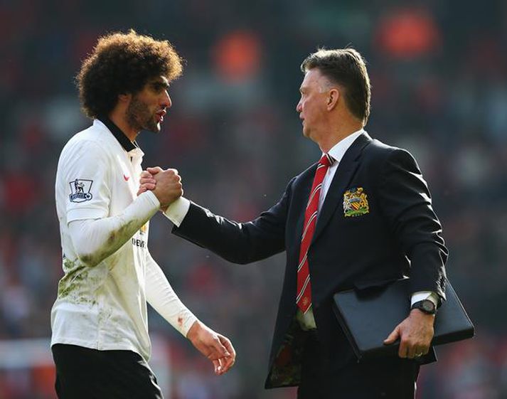 Van Gaal þakkar Maraoune Fellaini fyrir leikinn.