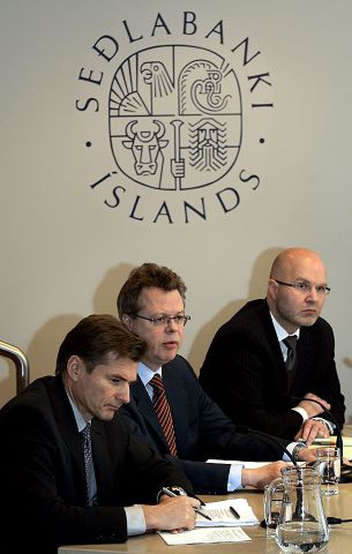 Í Seðlabanka Íslands Arnór Sighvats­son aðstoðarseðlabankastjóri, Már Guðmundsson seðlabankastjóri og Þórarinn G. Pétursson, aðalhagfræðingur Seðlabankans, á blaðamannafundi í gær. 