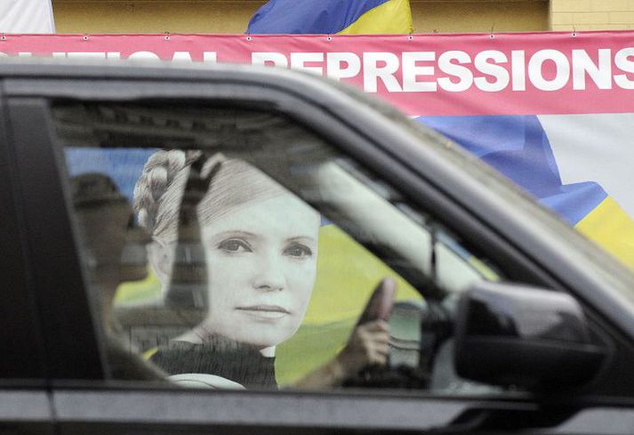 Fjarri góðu gamni Júlía Tímósjenkó situr nú í fangelsi og getur ekki blandað sér í kosningabaráttuna.nordicphotos/AFP