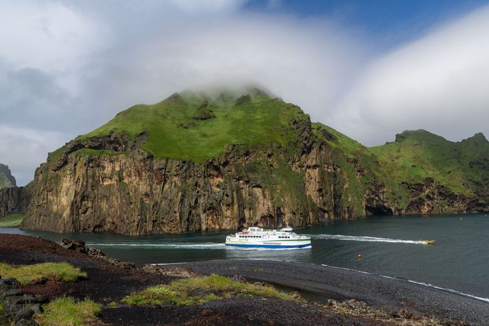 Herjólfur á siglingu við Vestmannaeyjar.