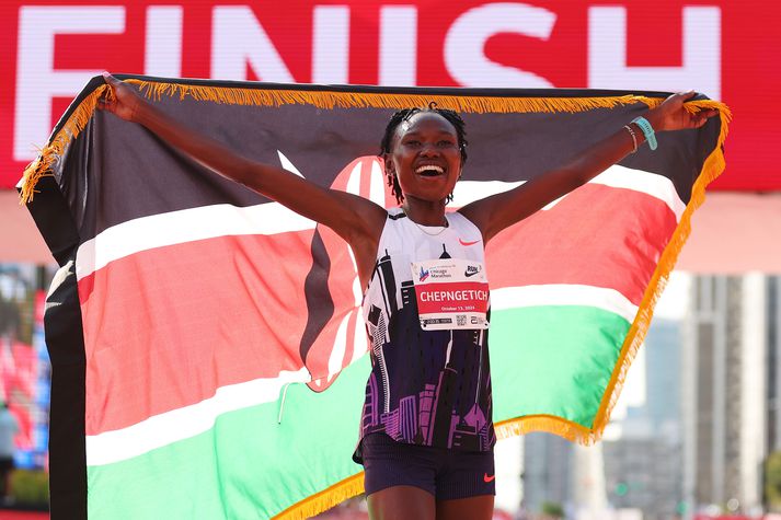Ruth Chepngetich fagnar hér sigri sínum í Chicago maraþoninu árið 2024.