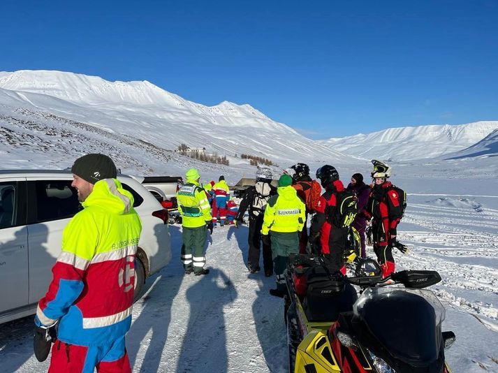 Vel gekk að ná manninum sem slasaðist niður. Lögregla þakkar viðbragðsaðilum fyrir veitta aðstoð.