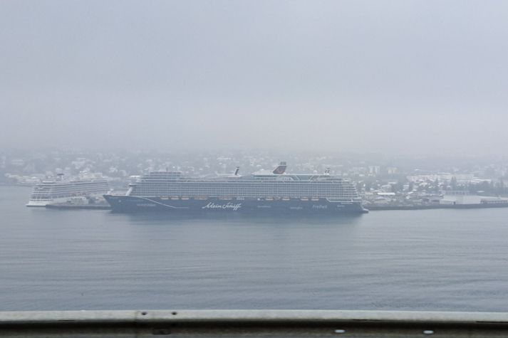 Mikil gosmóða lá yfir Akureyri í gær. 
