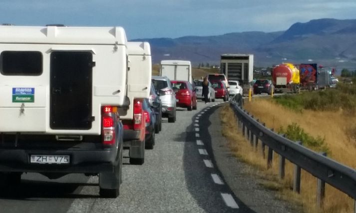 Frá vettvangi slyssins en sjá má glitta í þyrluna yst til hægri á myndinni.