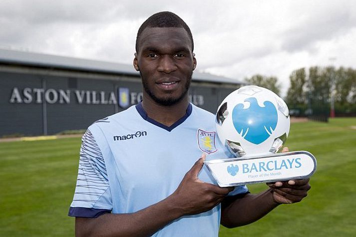 Christian Benteke með verðlaunin.