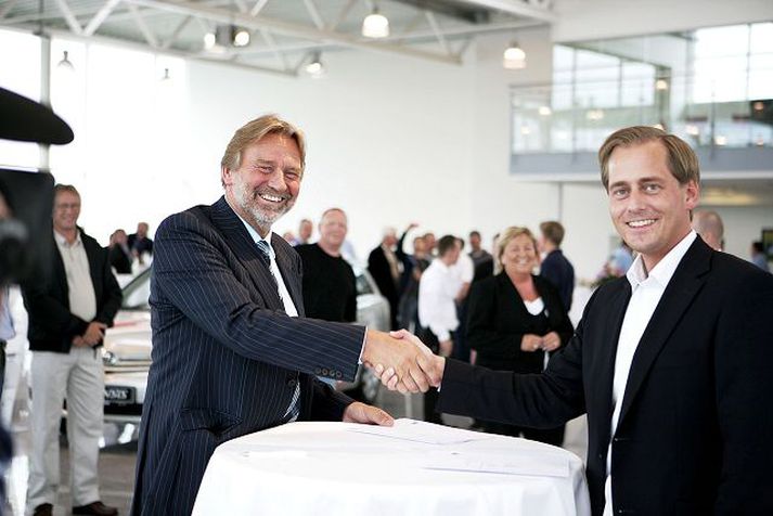 Magnús Kristinsson, eigandi Toyota á Íslandi, handsalar við Kresten Krogaard-Jensen kaup á umsvifamesta söluaðila Toyota-bíla í Danmörku.