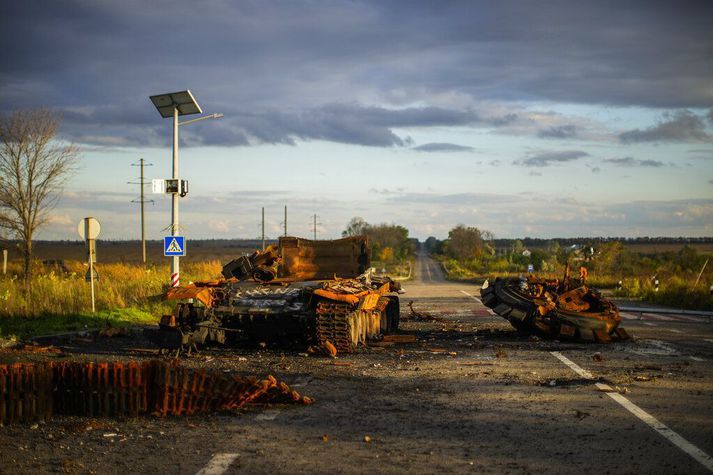 Leifar rússnesks skriðdreka á milli borganna Izium og Kharkiv í austanverðri Úkraínu.