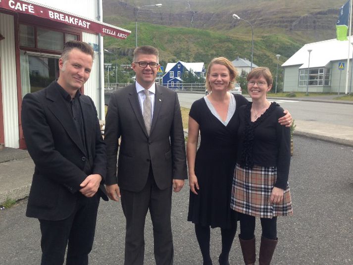 Gunnar Bragi ásamt starfsfólki stöðvarinnar á Seyðisfirði.