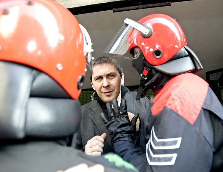 Ungliðar að verki. Talsmaður bannaðs Batasuna-flokks Baska, Arnaldo Otegi, talar við slökkviliðsmenn í Bilbao.