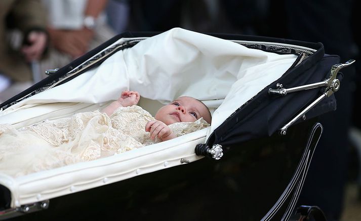 Charlotte, miðjubarn hertogahjónanna af Cambridge, sést hér í gömlum Silver Cross-vagni þegar hún var skírð árið 2015. Slíkir vagnar njóta enn vinsælda hér á landi, ekki hvað síst til að nota fyrir útisvefn. .