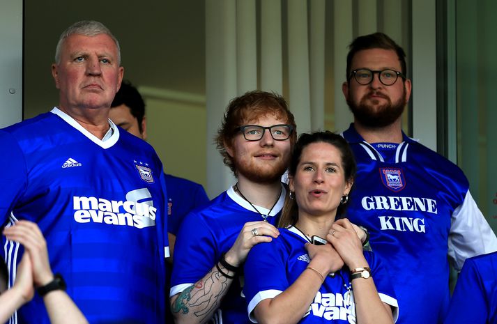 Sheeran og Seaborn, fyrir miðju, ásamt öðrum aðdáendum enska knattspyrnuliðsins Ipswich Town.