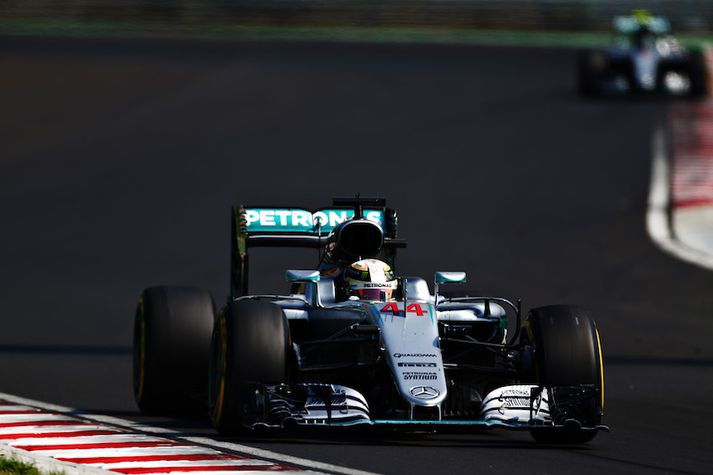 Lewis Hamilton stal forystunni í ræsingunni og hélt henni svo til loka.