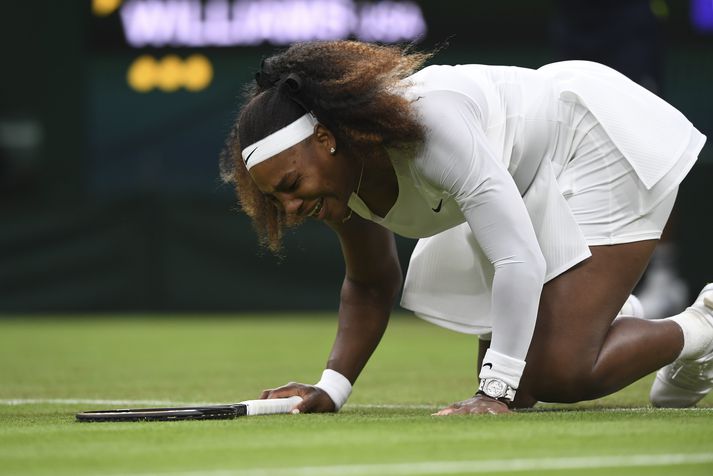 Serena Williams rann á sleipum vellinum og þurfti að draga sig úr keppni.