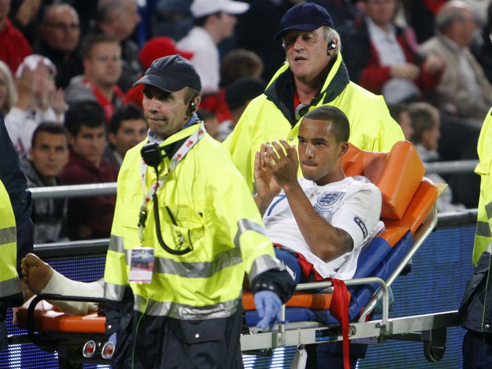 Theo Walcott borinn útaf eftir að hann meiddist.