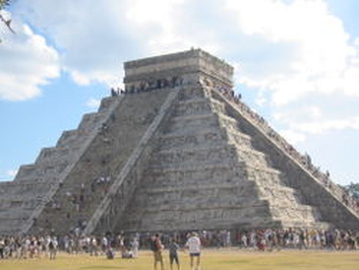 El Castillo hofið er hluti af Chichen Itza borginni fornu og líklega þekktasta byggingin í Chitchen Itza.