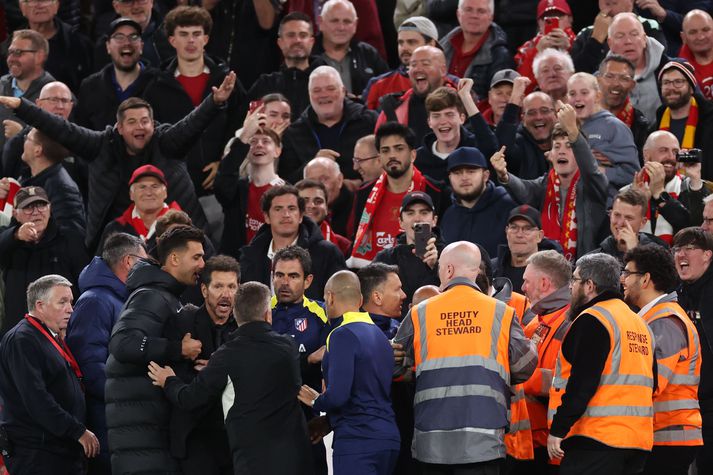 Mikil læti brutust út eftir að Virgil van Dijk skoraði sigurmark Liverpool gegn Atlético Madrid.