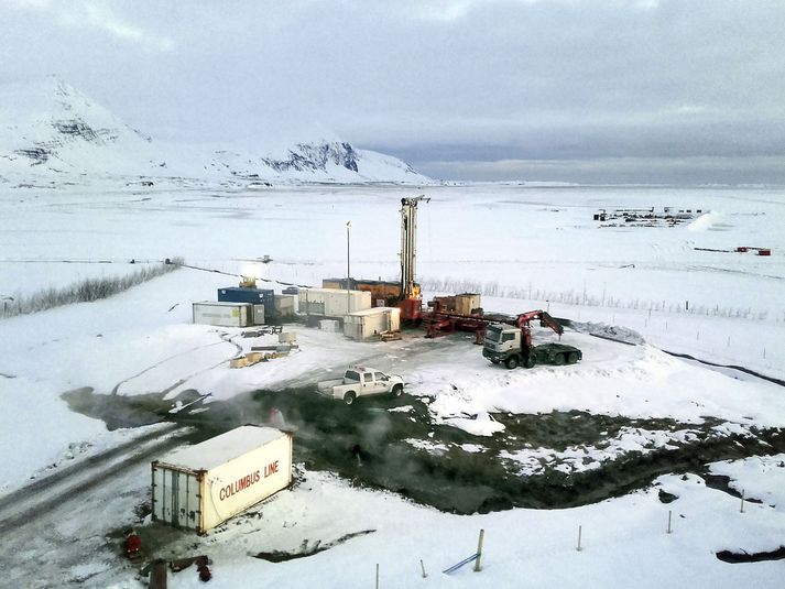 Borað var niður á 1.100 metra dýpi við Hoffell og fannst um 80 gráðu heitt vatn.