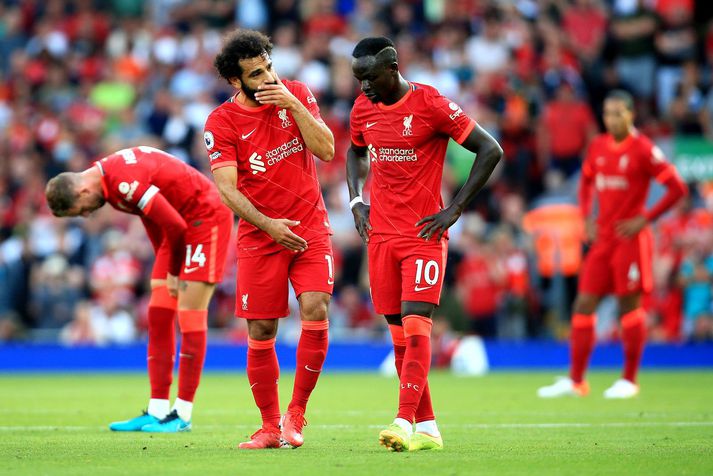 Mohamed Salah og Sadio Mane ræða málin í miðjum leik Liverpool og Chelsea á þessu tímabili.