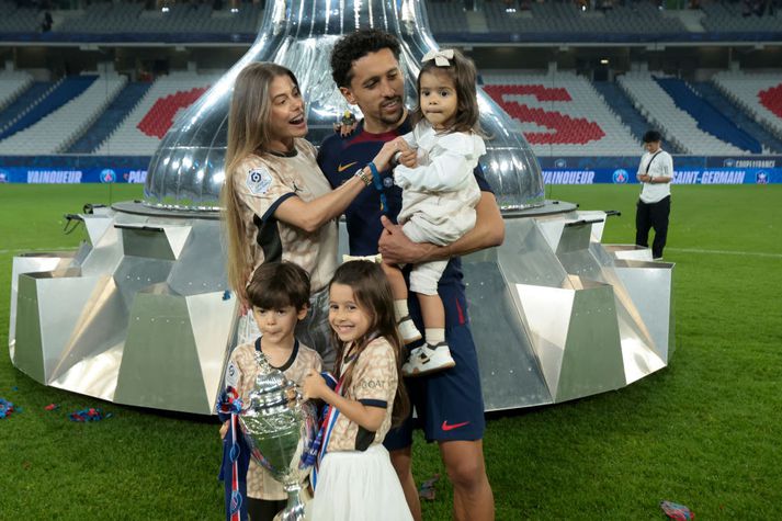 Marquinhos, Carol Cabrino og börn þeirra þrjú eftir að PSG varð franskur bikameistari í fyrravor.
