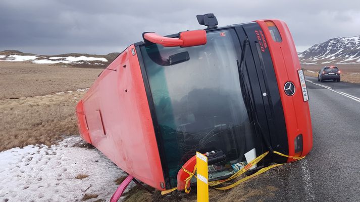 Rútan valt á sunnudag á Borgarfjarðarbraut. Þessi mynd er tekin samdægurs.