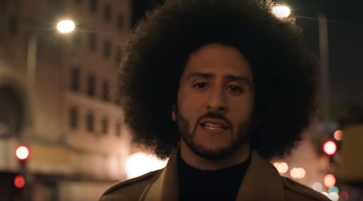 Colin Kaepernick var einn af fyrstu leikmönnum NFL-deildarinnar til að fara á hnén á meðan þjóðsöngur Bandaríkjanna er spilaður fyrir leiki.