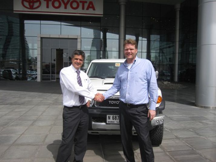 Andrew Squires sölustjóri hjá Al-Futtaim Motors og Hjalti V. Hjaltason verkefnisstjóri hjá Arctic Trucks Emirates við undirritun samningsins