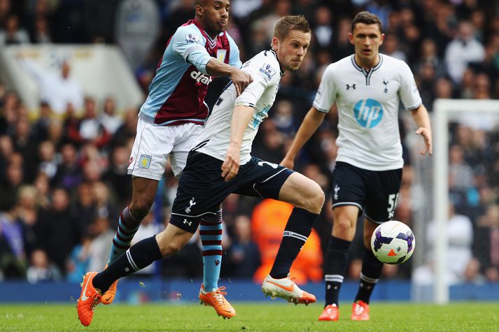 Gylfi Þór Sigurðsson í leik Tottenham og Aston Villa.