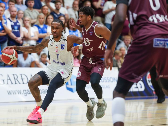 Jase Febres með boltann gegn Dedrick Basile.