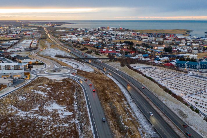 Nýi vegarkaflinn í dag. Þetta er aðalleiðin milli Reykjavíkur og Keflavíkurflugvallar.